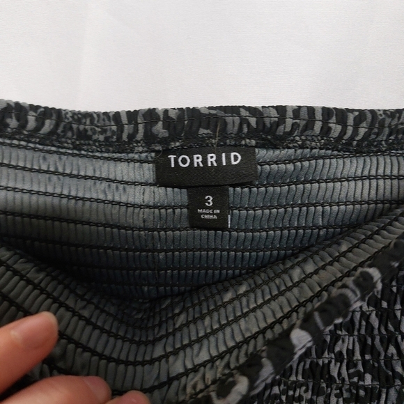 Torrid blouse tunic grey animal print chiffon off shoulder top smocked chest 3X - Picture 10 of 14